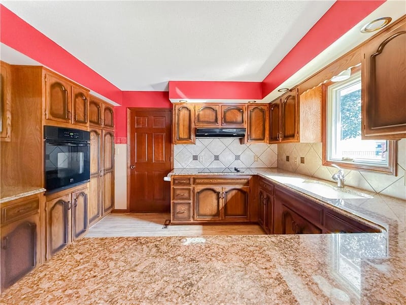 1113 Elm St, Higginsville, MO 64037