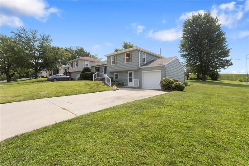 7801 NE San Rafael Dr, Kansas City, MO 64119