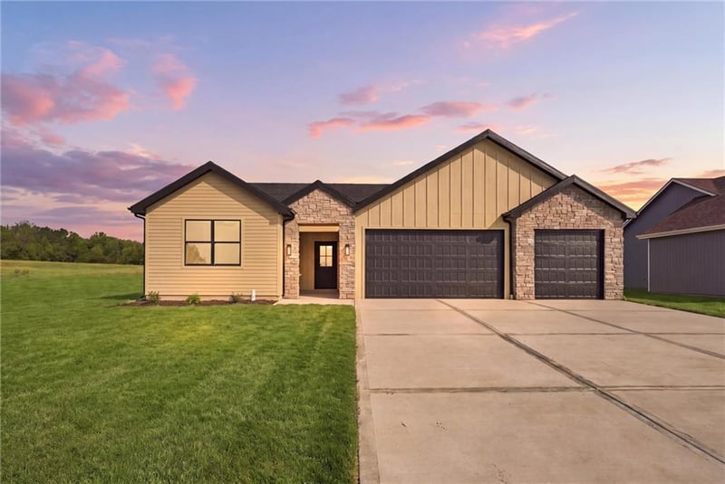 1102 Bluestem Cir, Baldwin City, KS 66006