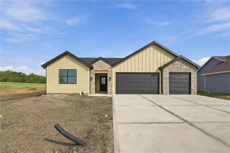 1102 Bluestem Cir, Baldwin City, KS 66006