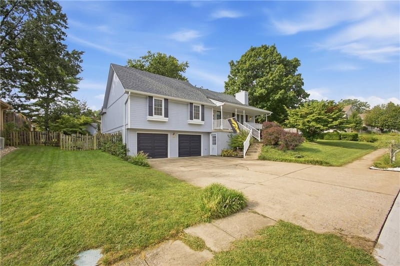 502 NE Fox Trail Dr, Blue Springs, MO 64014