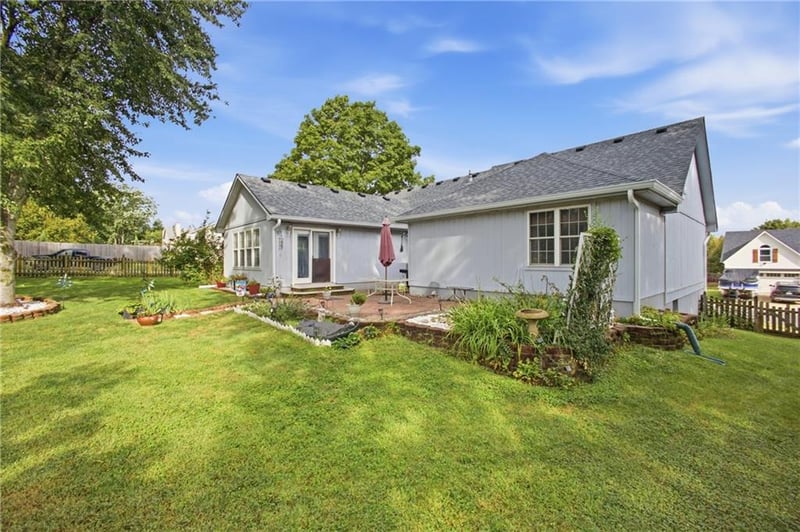 502 NE Fox Trail Dr, Blue Springs, MO 64014