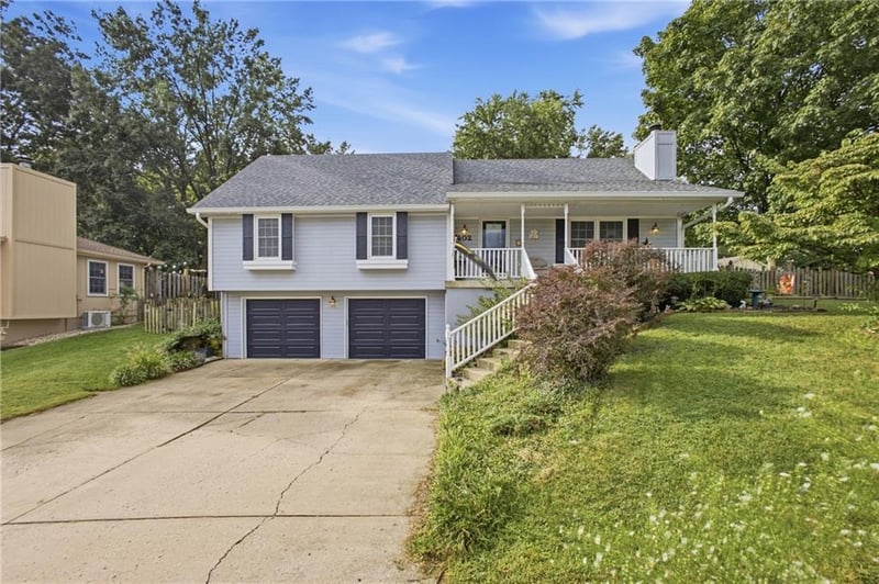 502 NE Fox Trail Dr, Blue Springs, MO 64014