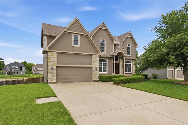 2808 SW Arthur Dr, Lee's Summit, MO 64082