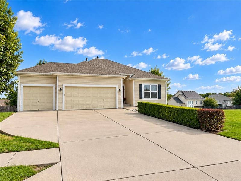 615 Seaton Blvd, Raymore, MO 64083