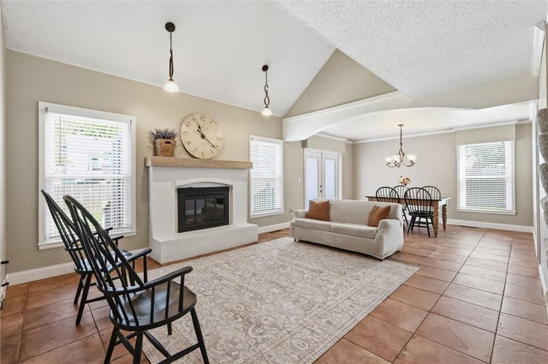 528 NE Bordner Dr, Lee's Summit, MO 64086