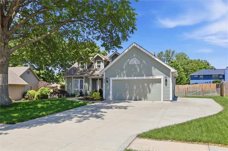 528 NE Bordner Dr, Lee's Summit, MO 64086