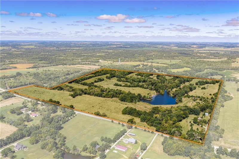 1593 Rock Creek Rd, Ottawa, KS 66067