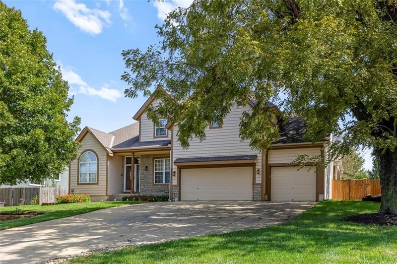 8375 Timber Trails Dr, De Soto, KS 66018