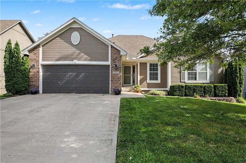 2240 SW Morris Dr, Lee's Summit, MO 64082