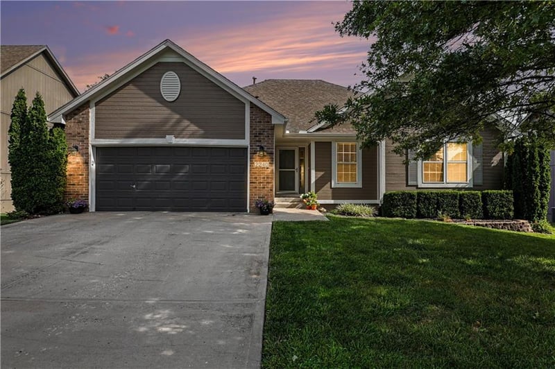 2240 SW Morris Dr, Lee's Summit, MO 64082