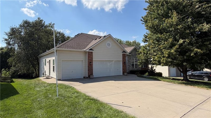 10108 N Willow Ave, Kansas City, MO 64157