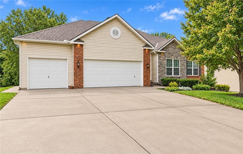 10108 N Willow Ave, Kansas City, MO 64157