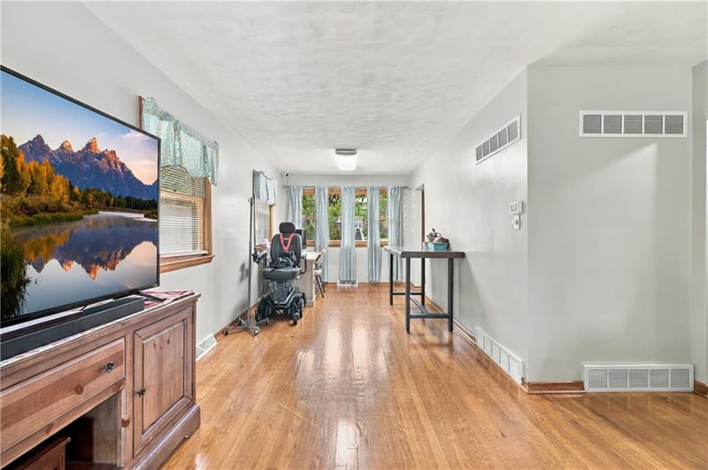 10407 E 30th Ter, Independence, MO 64052