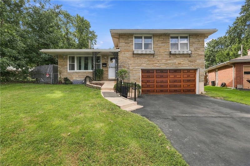 10407 E 30th Ter, Independence, MO 64052