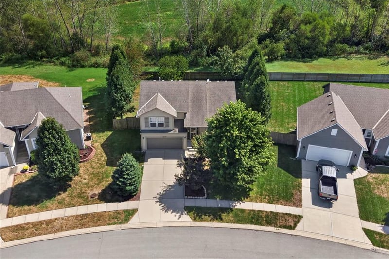 1433 Glen Dr, Louisburg, KS 66053