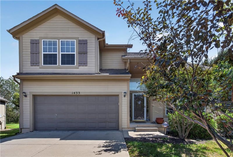 1433 Glen Dr, Louisburg, KS 66053