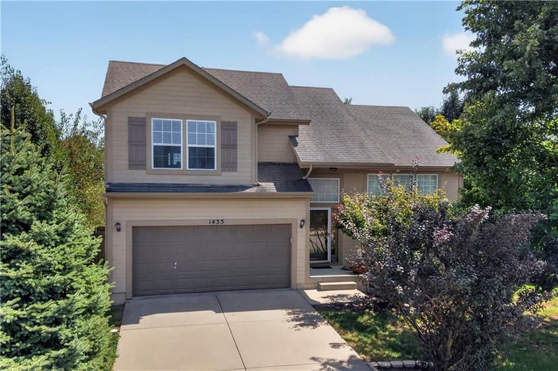 1433 Glen Dr, Louisburg, KS 66053