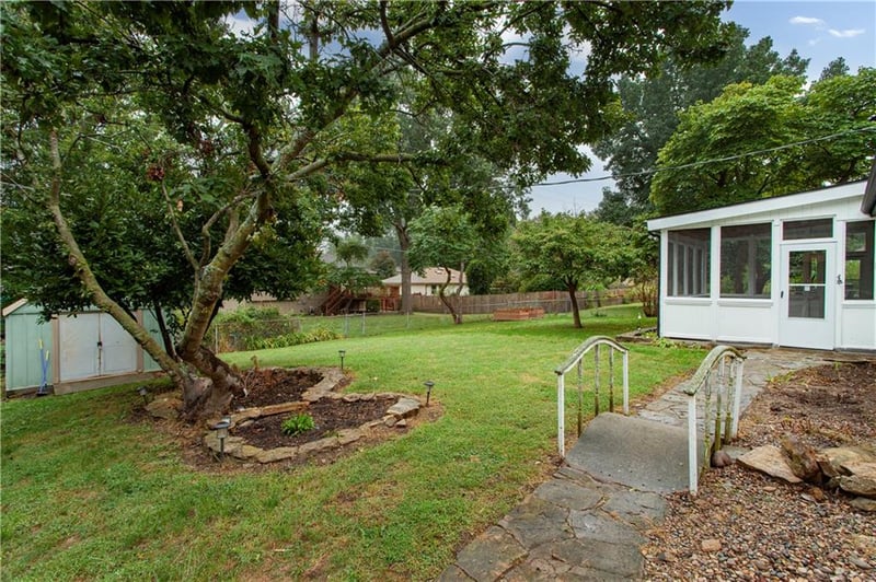 113 Claremont St, Lee's Summit, MO 64063