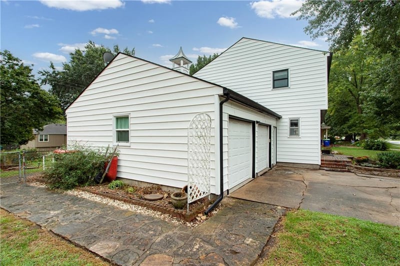 113 Claremont St, Lee's Summit, MO 64063