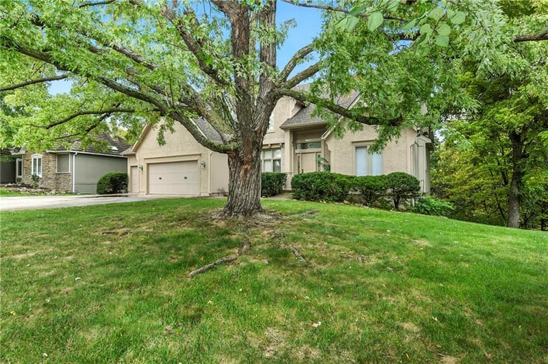 1028 NE Moss Point Rd, Lee's Summit, MO 64064
