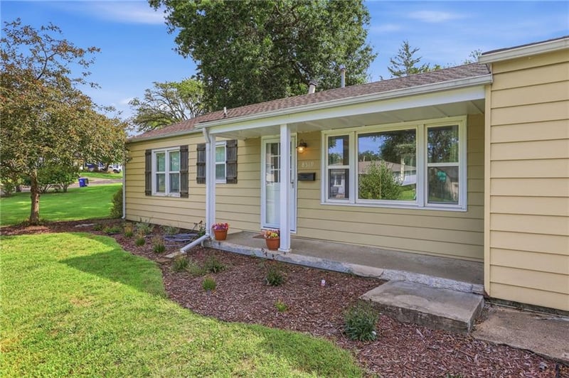 8519 W 69th Ter, Overland Park, KS 66204