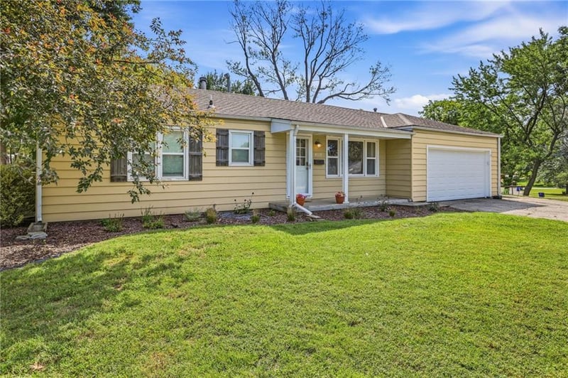 8519 W 69th Ter, Overland Park, KS 66204