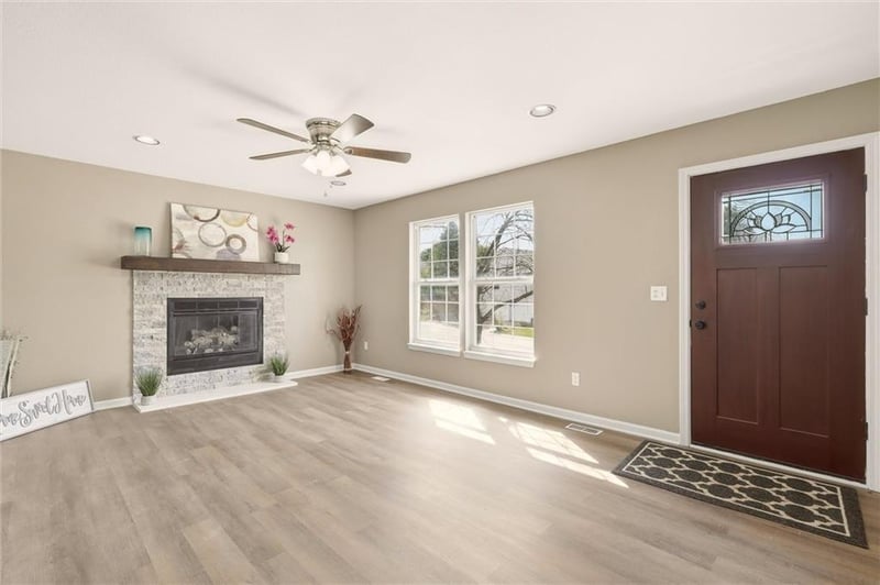 2208 SE 6th St, Lee's Summit, MO 64063