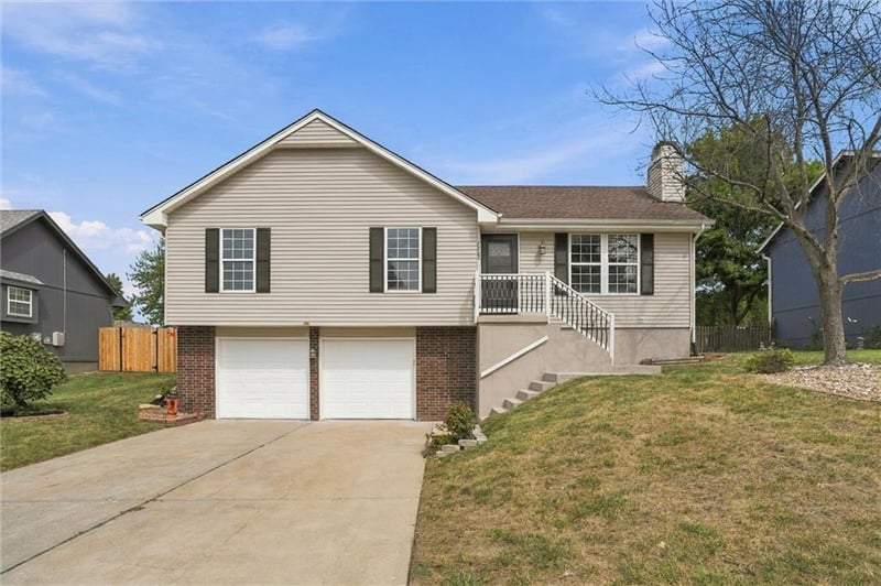 2208 SE 6th St, Lee's Summit, MO 64063