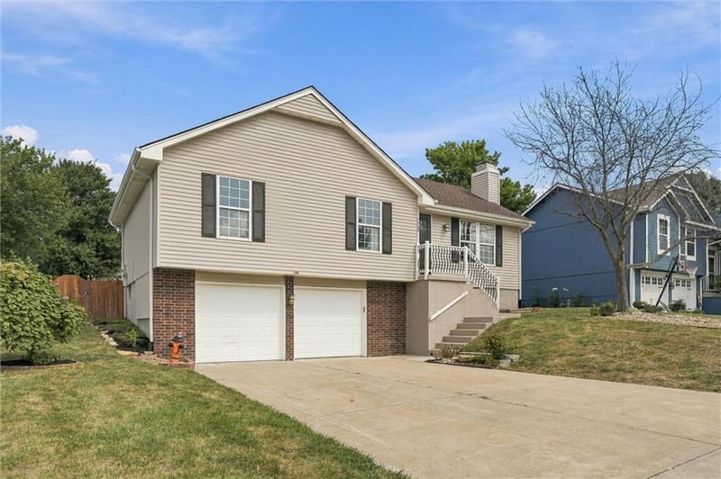 2208 SE 6th St, Lee's Summit, MO 64063
