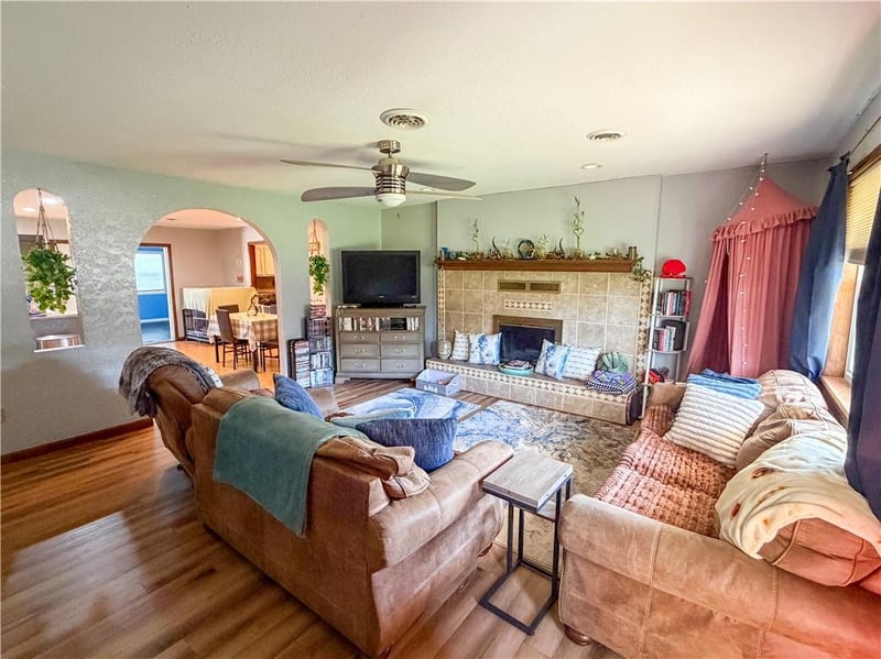 119 Canary Ln, Iola, KS 66749