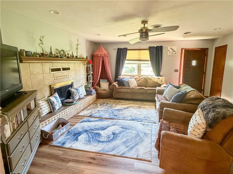 119 Canary Ln, Iola, KS 66749