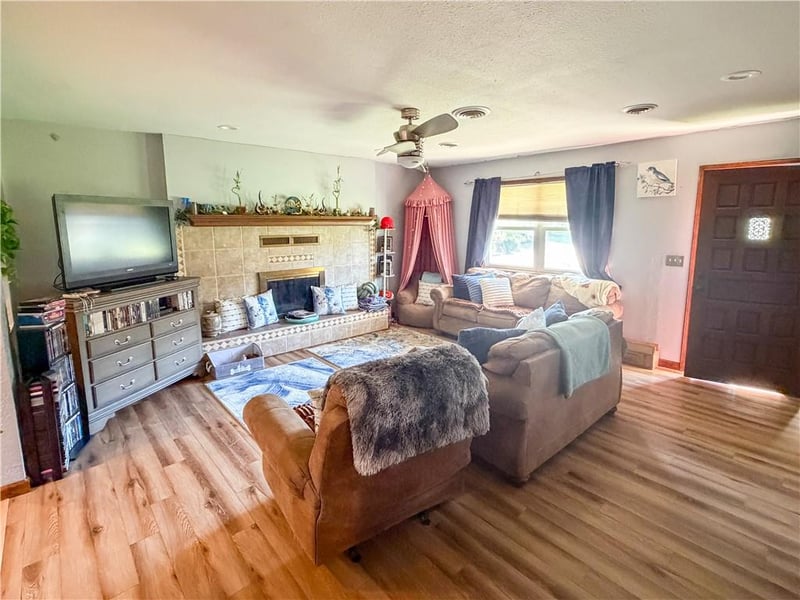 119 Canary Ln, Iola, KS 66749