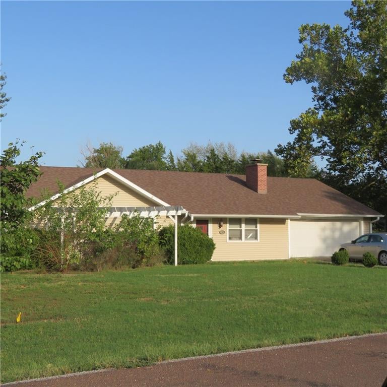 119 Canary Ln, Iola, KS 66749
