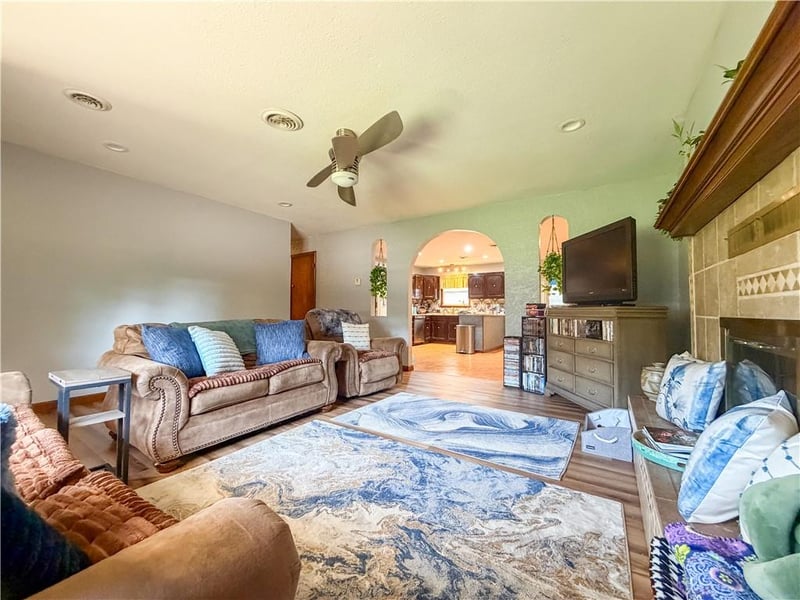 119 Canary Ln, Iola, KS 66749