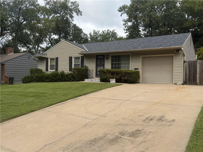 7914 W 86th St, Overland Park, KS 66212
