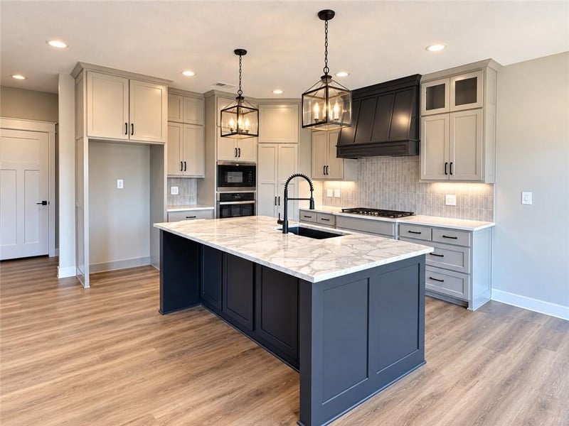 12203 S Eagle Crest Dr, Lee's Summit, MO 64086
