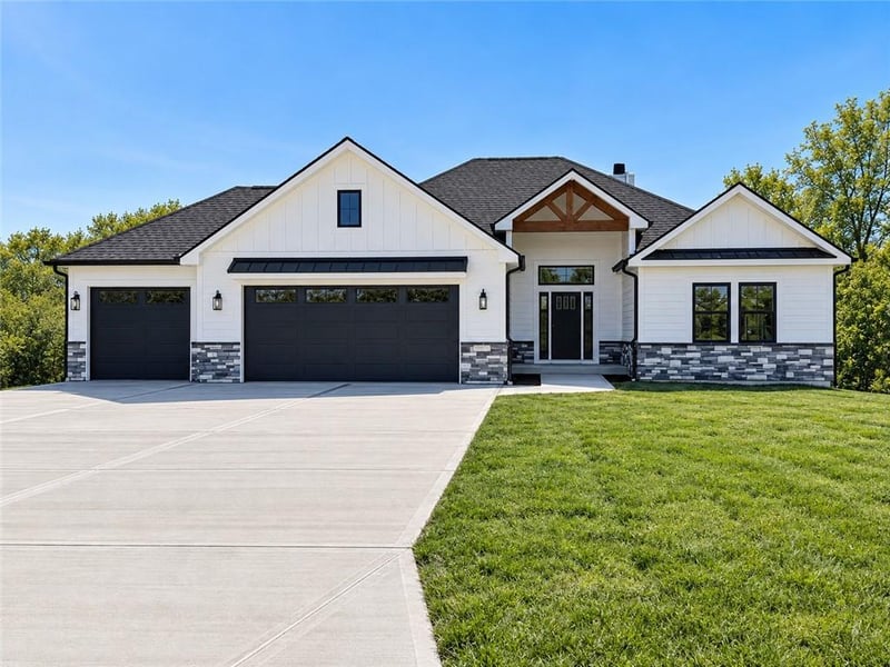 12203 S Eagle Crest Dr, Lee's Summit, MO 64086