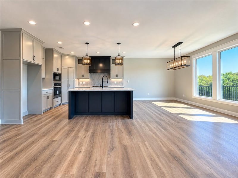 12203 S Eagle Crest Dr, Lee's Summit, MO 64086