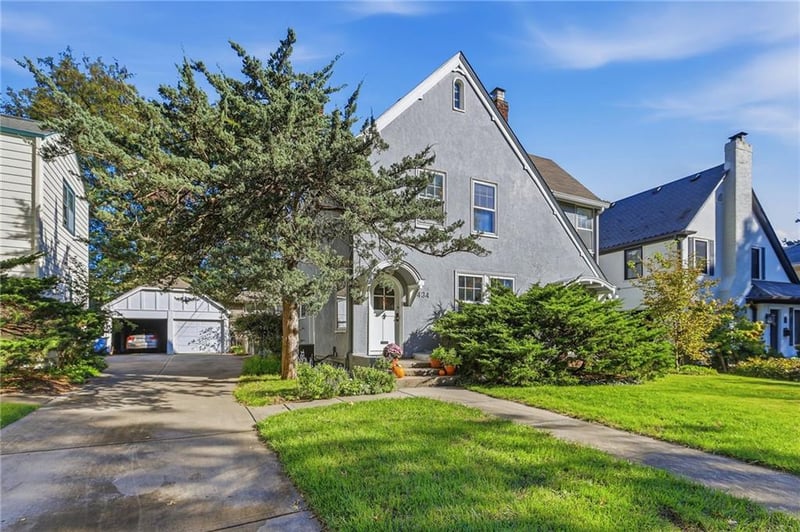434 Greenway Ter, Kansas City, MO 64113