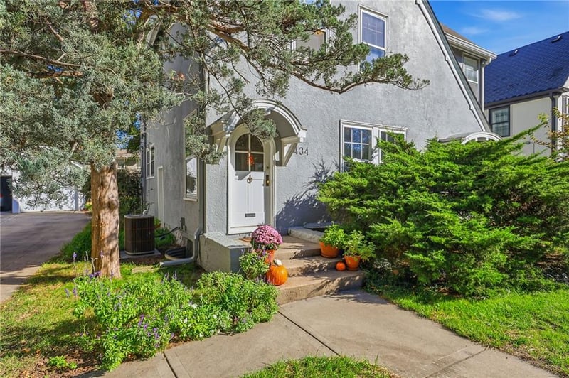 434 Greenway Ter, Kansas City, MO 64113