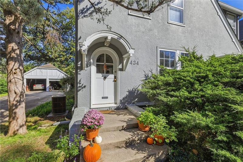 434 Greenway Ter, Kansas City, MO 64113