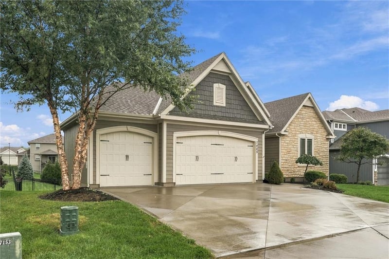 7485 NW Forest Lakes Dr, Parkville, MO 64152