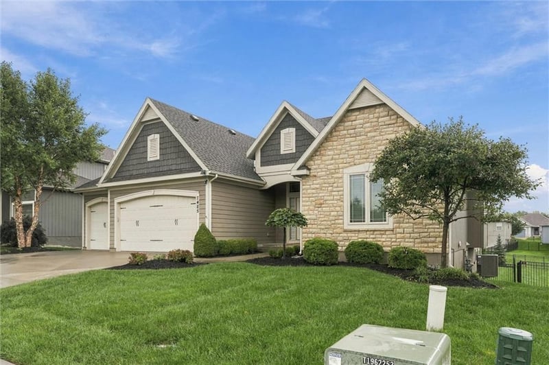 7485 NW Forest Lakes Dr, Parkville, MO 64152