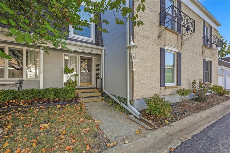 8705 Riggs Ln, Overland Park, KS 66212
