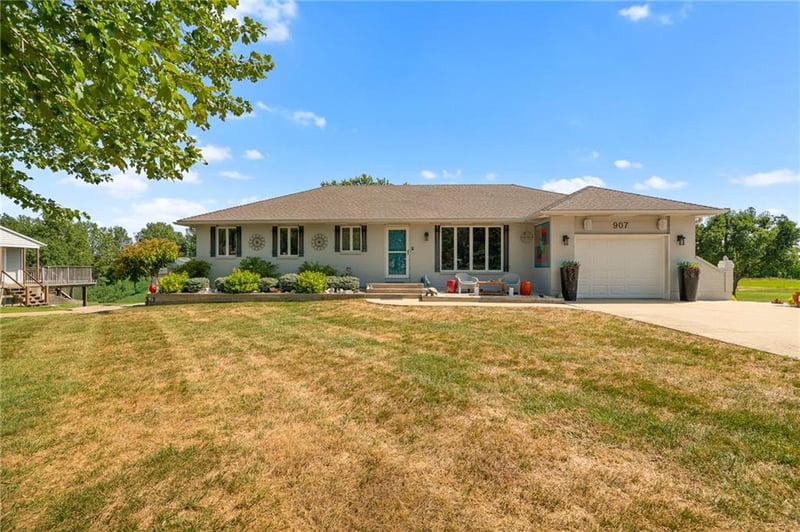 907 N 5th St, Drexel, MO 64742