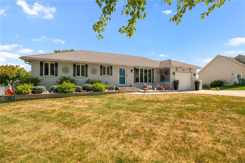907 N 5th St, Drexel, MO 64742