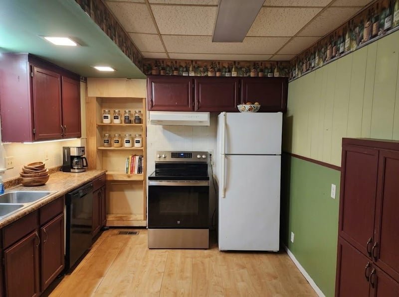 718 W Lyons St, County/other, KS 67554