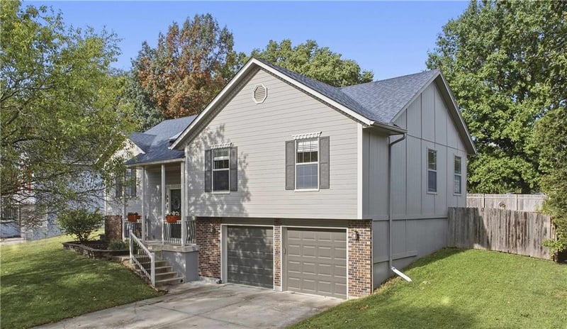 608 SE Pendleton Dr, Lee's Summit, MO 64063