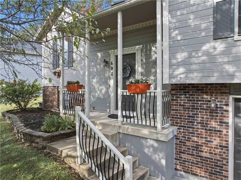 608 SE Pendleton Dr, Lee's Summit, MO 64063